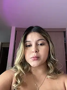 lunablossom  online show from 10/15/25, 10:32