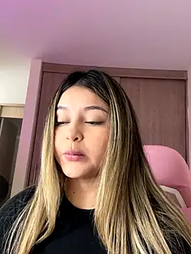 lunablossom  online show from 10/18/25, 03:13