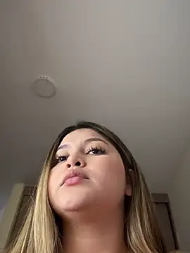 lunablossom  online show from 11/17/25, 09:53