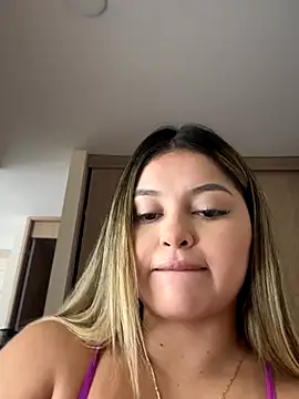 lunablossom  online show from 11/19/25, 05:46