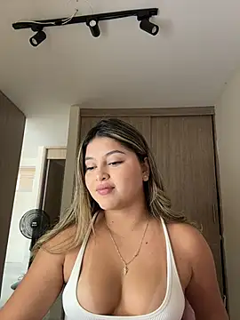 lunablossom  online show from 04/05/26, 07:00