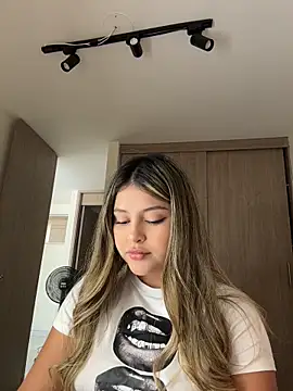 lunablossom  online show from 04/10/26, 08:02