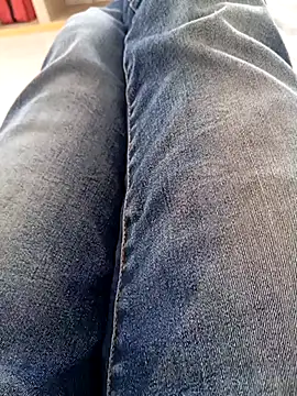 Snapshot of mickzizi chatting on 03/21/25, 09:01 mickzizi online show from 03/21/25, 09:01