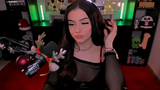 Snapshot of SofiRusselle chatting on 12/13/25, 07:53 SofiRusselle online show from 12/13/25, 07:53