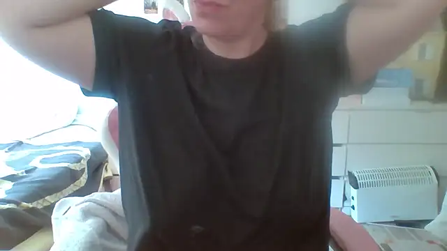 Snapshot of BondageGirl35 chatting on 03/25/26, 04:46 BondageGirl35 online show from 03/25/26, 04:46