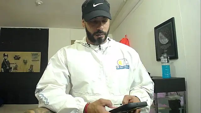 Snapshot of romeolovedark chatting on 01/17/25, 01:15 romeolovedark online show from 01/17/25, 01:15