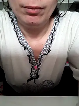 Snapshot of Moi_Lina chatting on 09/22/25, 01:35 Moi Lina online show from 09/22/25, 01:35