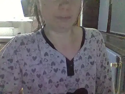 Snapshot of Moi_Lina chatting on 10/22/25, 10:42 Moi Lina online show from 10/22/25, 10:42