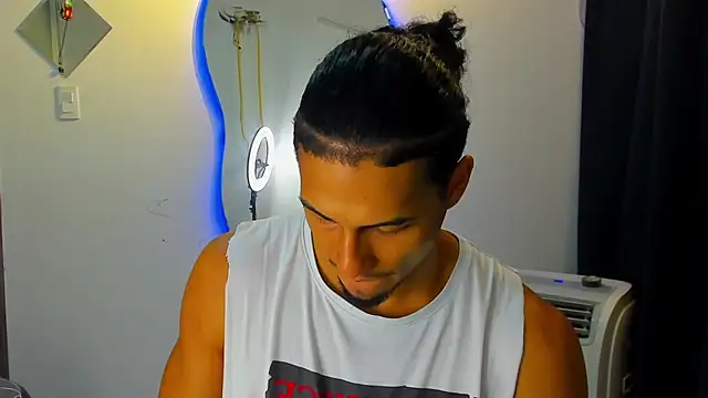 Snapshot of Kris_Khalifa69 chatting on 09/22/25, 01:40 Kris Khalifa69 online show from 09/22/25, 01:40