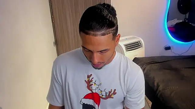 Snapshot of Kris_Khalifa69 chatting on 10/02/25, 04:52 Kris Khalifa69 online show from 10/02/25, 04:52