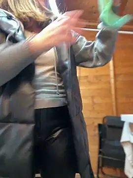 Snapshot of DaisyVibesss chatting on 01/05/25, 03:13 DaisyVibesss online show from 01/05/25, 03:13