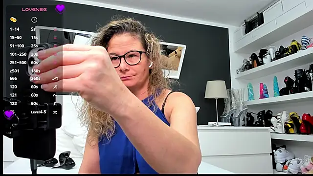 Snapshot of izzy-mendosa chatting on 01/05/25, 02:30 izzy-mendosa online show from 01/05/25, 02:30