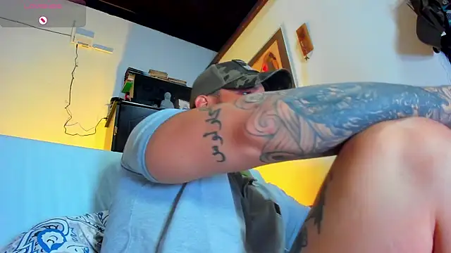 Snapshot of CamiloGray_ chatting on 02/19/25, 01:28 CamiloGray online show from 02/19/25, 01:28