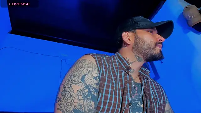 Snapshot of CamiloGray_ chatting on 03/02/25, 02:43 CamiloGray online show from 03/02/25, 02:43