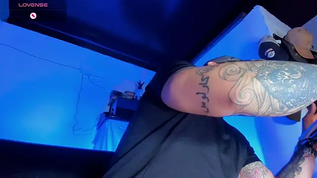 Snapshot of CamiloGray_ chatting on 03/10/25, 01:32 CamiloGray online show from 03/10/25, 01:32