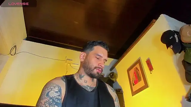 Snapshot of CamiloGray_ chatting on 03/16/25, 02:33 CamiloGray online show from 03/16/25, 02:33