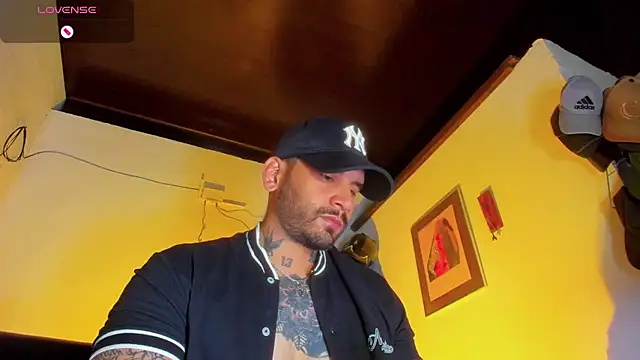 Snapshot of CamiloGray_ chatting on 03/20/25, 01:37 CamiloGray online show from 03/20/25, 01:37