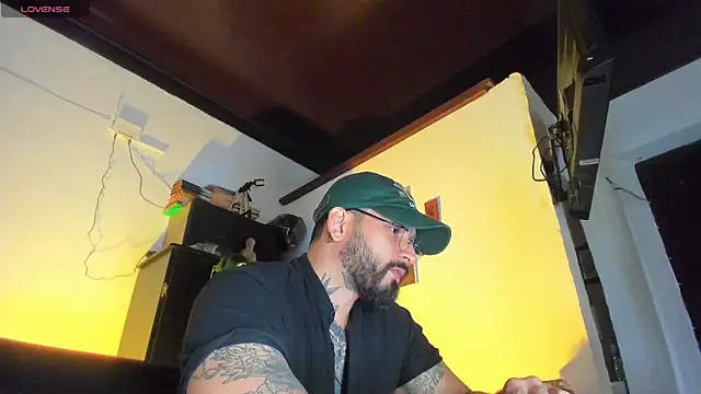 Snapshot of CamiloGray_ chatting on 09/19/25, 02:18 CamiloGray online show from 09/19/25, 02:18