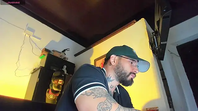 Snapshot of CamiloGray_ chatting on 09/21/25, 11:23 CamiloGray online show from 09/21/25, 11:23