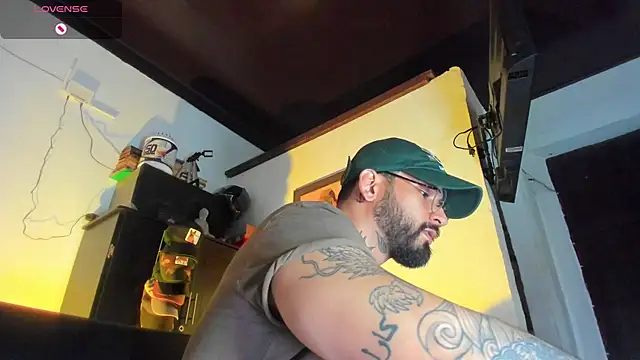 Snapshot of CamiloGray_ chatting on 09/26/25, 02:10 CamiloGray online show from 09/26/25, 02:10