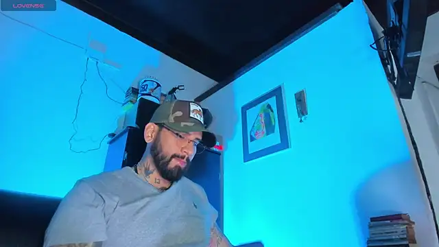 Snapshot of CamiloGray_ chatting on 09/27/25, 02:44 CamiloGray online show from 09/27/25, 02:44