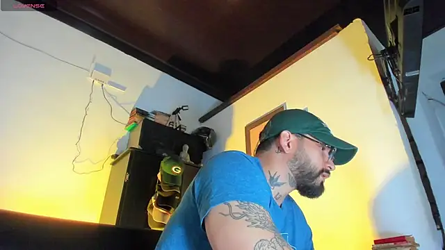 Snapshot of CamiloGray_ chatting on 10/04/25, 01:20 CamiloGray online show from 10/04/25, 01:20