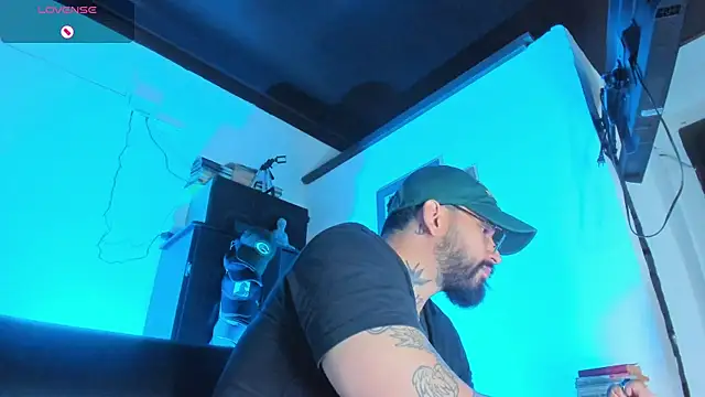 Snapshot of CamiloGray_ chatting on 10/09/25, 01:42 CamiloGray online show from 10/09/25, 01:42