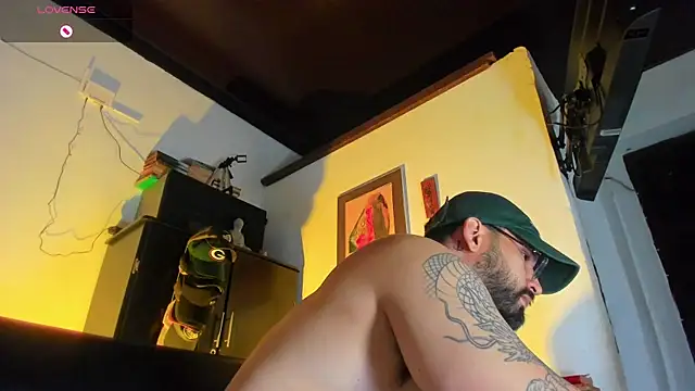 Snapshot of CamiloGray_ chatting on 10/11/25, 01:42 CamiloGray online show from 10/11/25, 01:42