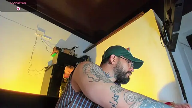 Snapshot of CamiloGray_ chatting on 10/13/25, 04:07 CamiloGray online show from 10/13/25, 04:07