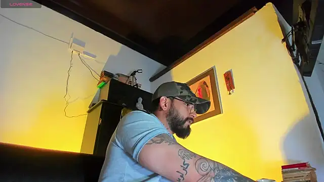 Snapshot of CamiloGray_ chatting on 10/22/25, 01:44 CamiloGray online show from 10/22/25, 01:44