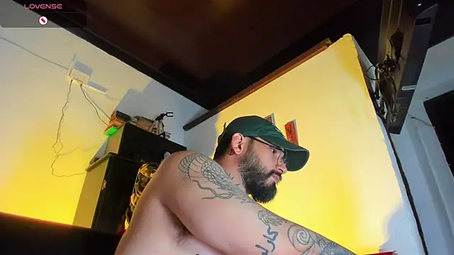 Snapshot of CamiloGray_ chatting on 10/23/25, 01:54 CamiloGray online show from 10/23/25, 01:54