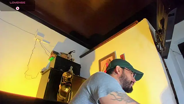 Snapshot of CamiloGray_ chatting on 10/28/25, 02:09 CamiloGray online show from 10/28/25, 02:09