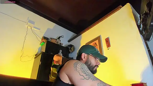 Snapshot of CamiloGray_ chatting on 11/04/25, 01:54 CamiloGray online show from 11/04/25, 01:54