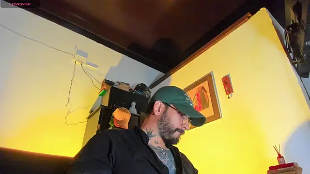 Snapshot of CamiloGray_ chatting on 11/17/25, 02:34 CamiloGray online show from 11/17/25, 02:34