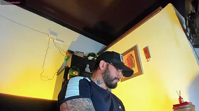 Snapshot of CamiloGray_ chatting on 12/02/25, 01:50 CamiloGray online show from 12/02/25, 01:50