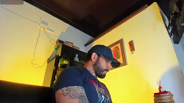 Snapshot of CamiloGray_ chatting on 12/04/25, 01:42 CamiloGray online show from 12/04/25, 01:42