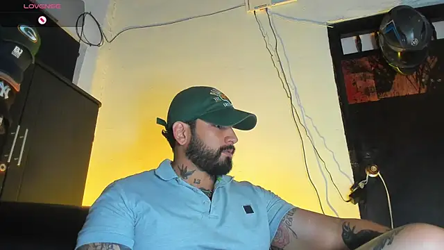 Snapshot of CamiloGray_ chatting on 12/17/25, 02:45 CamiloGray online show from 12/17/25, 02:45