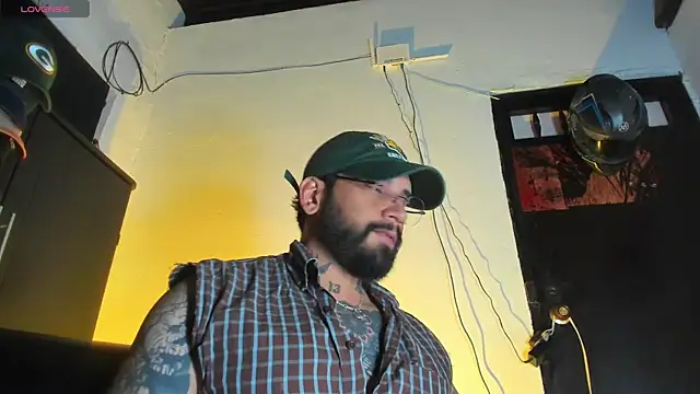 Snapshot of CamiloGray_ chatting on 12/18/25, 02:12 CamiloGray online show from 12/18/25, 02:12