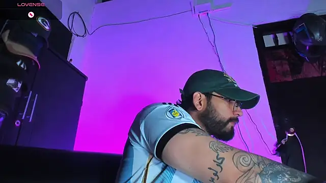 Snapshot of CamiloGray_ chatting on 12/19/25, 02:35 CamiloGray online show from 12/19/25, 02:35