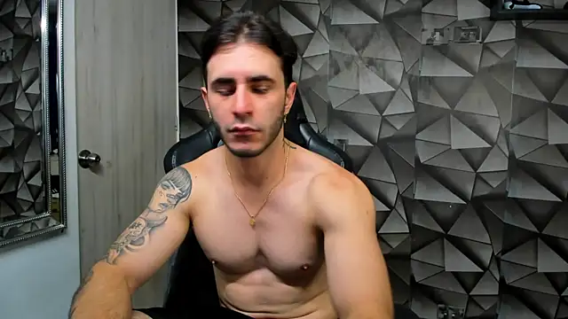 Snapshot of Latino_stud4u chatting on 12/20/25, 01:02 Latino stud4u online show from 12/20/25, 01:02