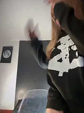 Snapshot of _Danna chatting on 11/14/25, 01:04 Danna online show from 11/14/25, 01:04