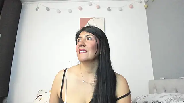 Snapshot of aisha_latina chatting on 01/15/25, 04:54 aisha latina online show from 01/15/25, 04:54