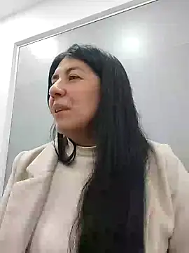 Snapshot of aisha_latina chatting on 02/14/25, 01:40 aisha latina online show from 02/14/25, 01:40