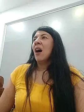 Snapshot of aisha_latina chatting on 03/03/25, 03:31 aisha latina online show from 03/03/25, 03:31