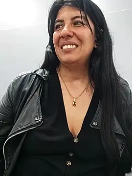 Snapshot of aisha_latina chatting on 03/13/25, 07:50 aisha latina online show from 03/13/25, 07:50