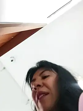Snapshot of aisha_latina chatting on 09/09/25, 03:22 aisha latina online show from 09/09/25, 03:22