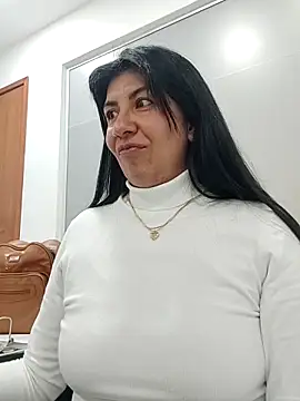 Snapshot of aisha_latina chatting on 09/25/25, 02:21 aisha latina online show from 09/25/25, 02:21
