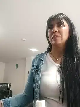 Snapshot of aisha_latina chatting on 10/07/25, 04:26 aisha latina online show from 10/07/25, 04:26