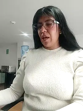 Snapshot of aisha_latina chatting on 10/14/25, 02:07 aisha latina online show from 10/14/25, 02:07