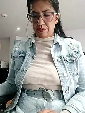 Snapshot of aisha_latina chatting on 10/17/25, 03:36 aisha latina online show from 10/17/25, 03:36